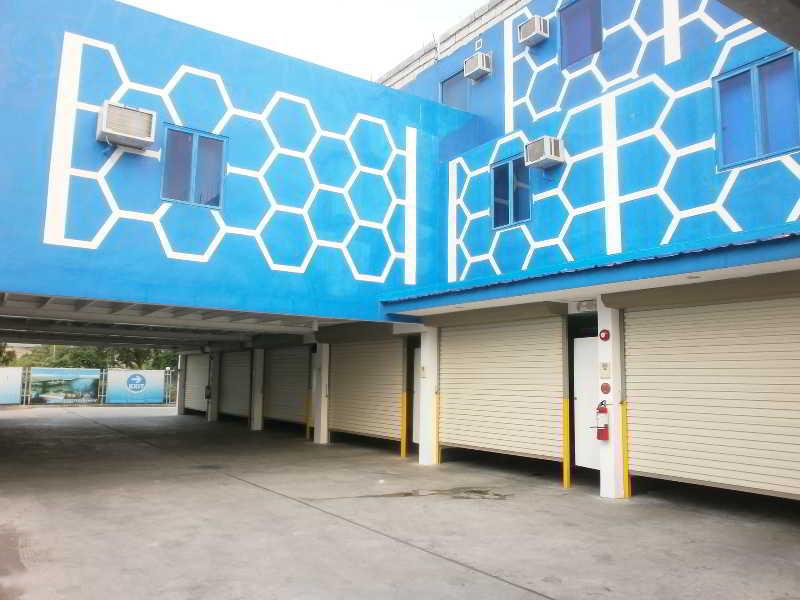 Hotel Dream World Las Piñas Екстериор снимка